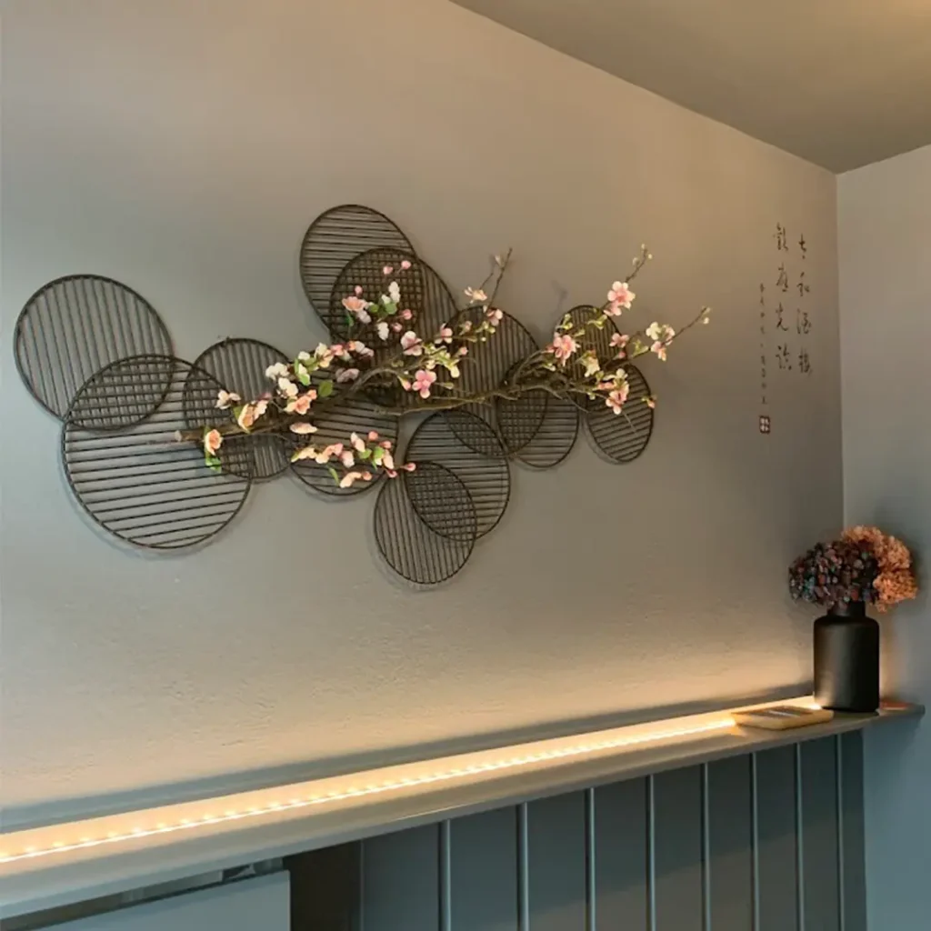 Minimalistisches Blumengesteck im Eingangsbereich des Restaurants.